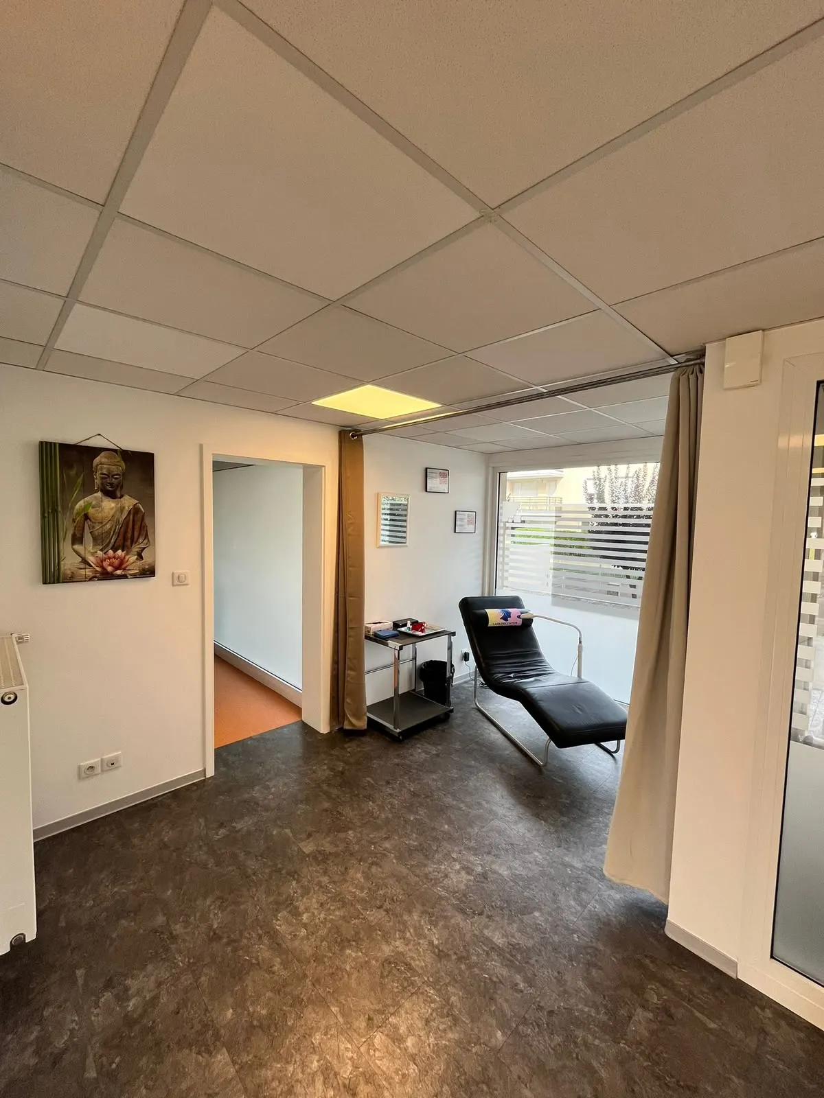 Salle de soin du cabinet Laser center à Kingersheim, fauteuil de séance